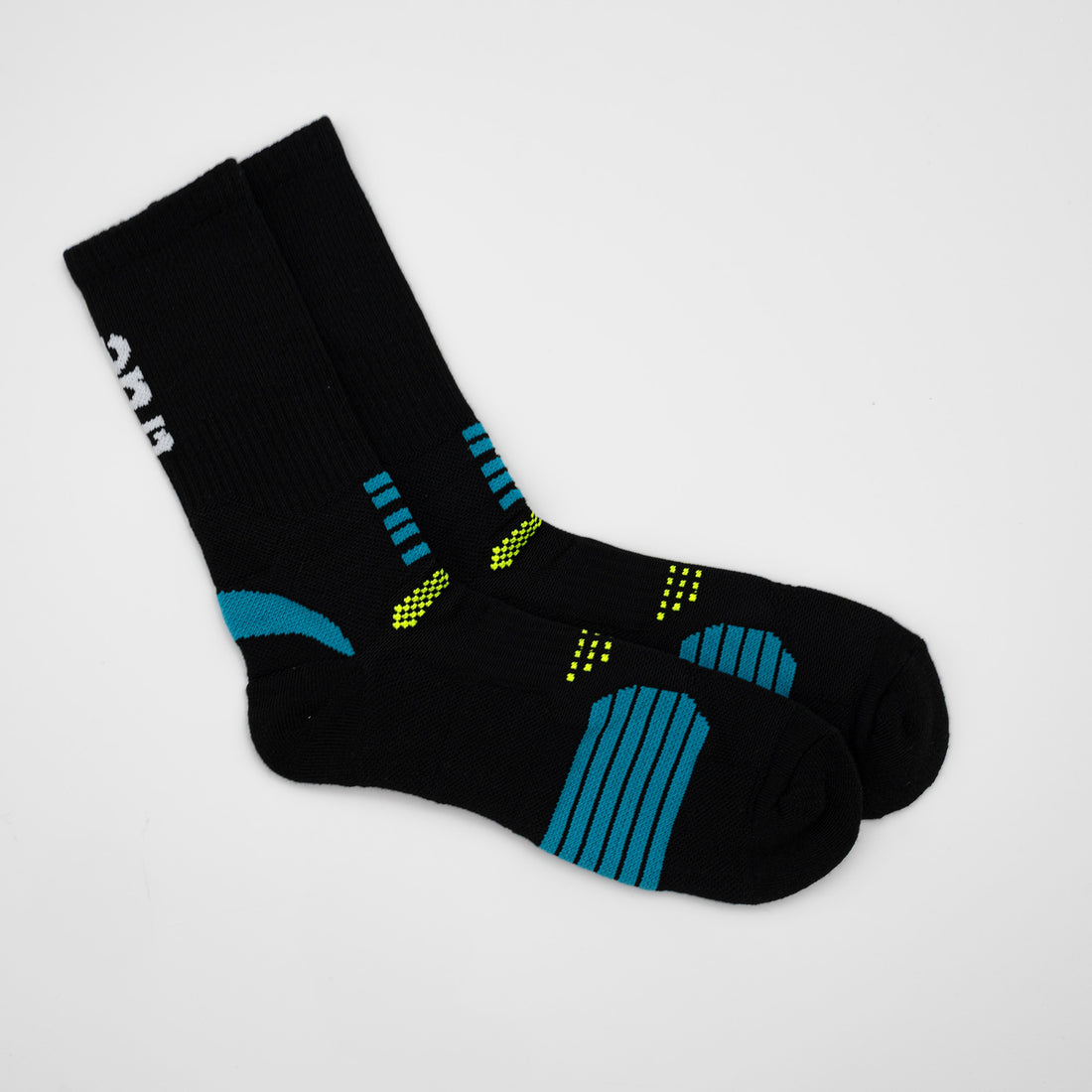 Black crew-length performance athletic socks with turquoise heel and toe stripes and neon yellow support dots, cushioned arch and moisture-wicking knit, flatlay on white background — ideal running and gym socks (UK).